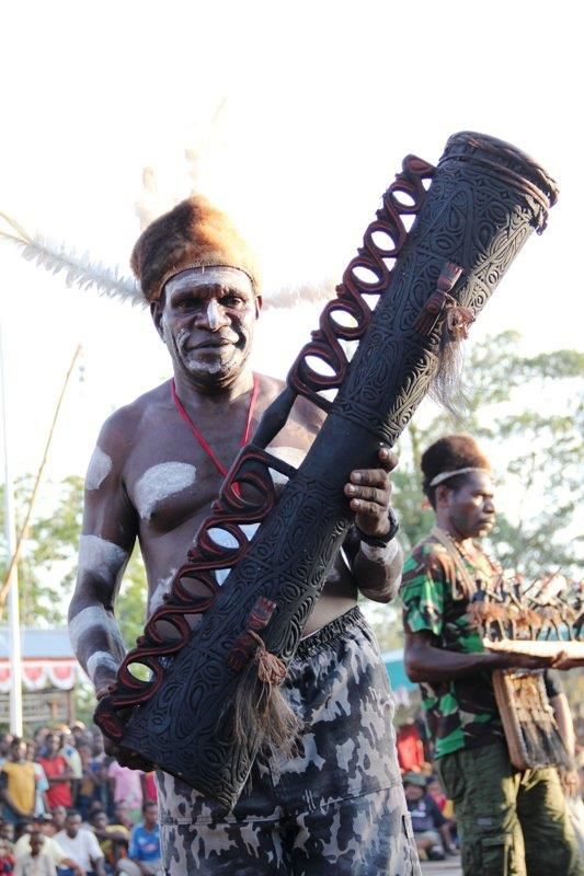 Download this Alat Musik Tradisional Tifa Pesta Budaya Asmat Papua Photo picture